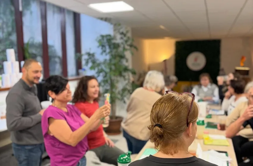 Un petit matin chez Aloha Nutriclub, des membres attablés ensemble