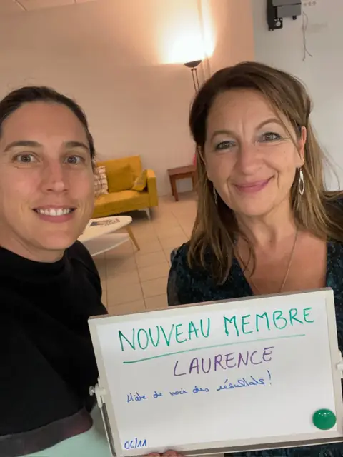 À L'Union, fière, une membre lève son ardoise de bilan