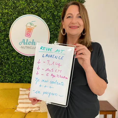 Une membre d’Aloha Nutriclub avec l’ardoise de son bilan