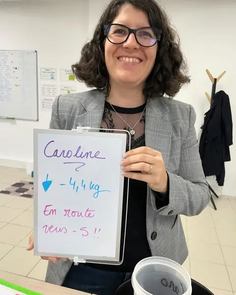 À L'Union, fière, une membre lève son ardoise de bilan