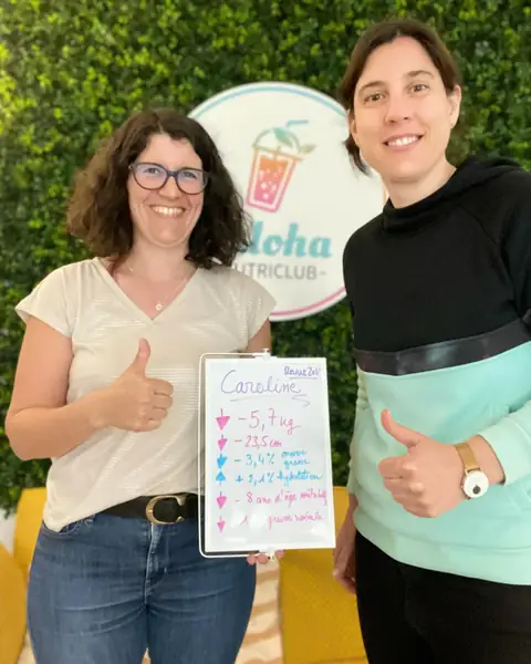 Une membre d’Aloha Nutriclub avec l’ardoise de son bilan