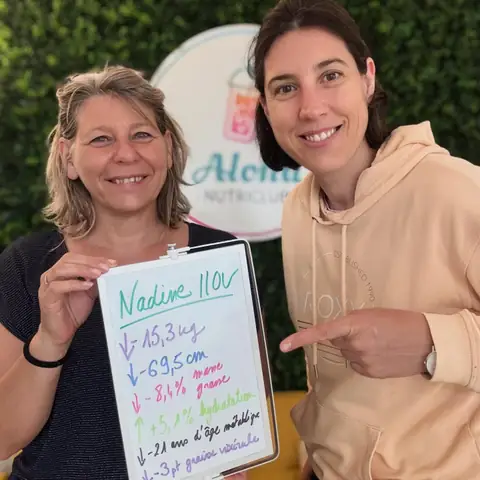 Une membre d’Aloha Nutriclub avec l’ardoise de son bilan