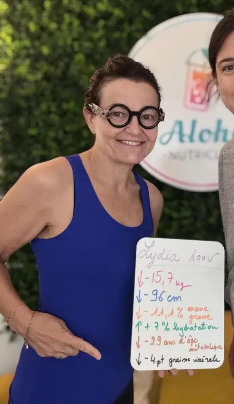 Une membre d’Aloha Nutriclub avec l’ardoise de son bilan