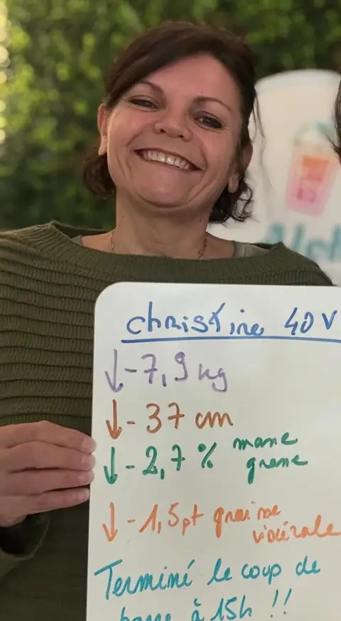 Une membre d’Aloha Nutriclub avec l’ardoise de son bilan