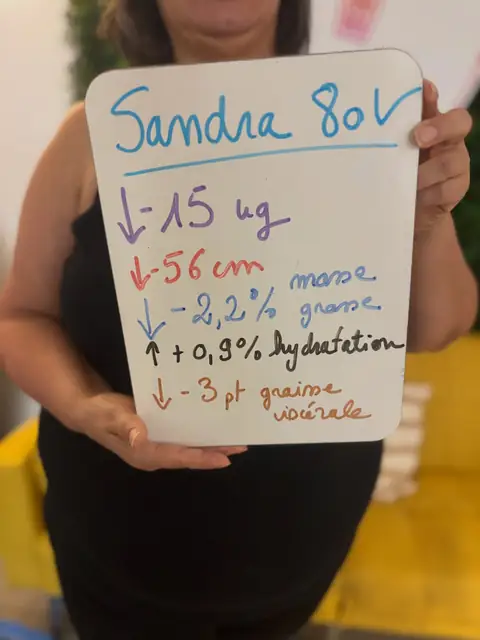 Une membre d’Aloha Nutriclub avec l’ardoise de son bilan