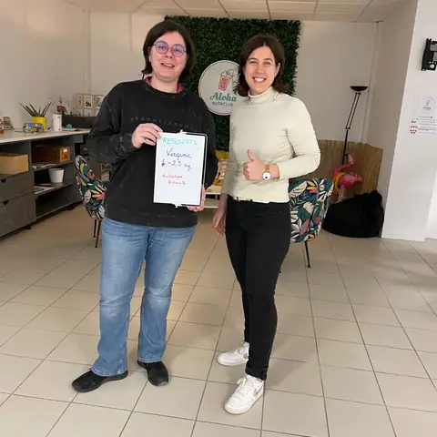Une membre d’Aloha Nutriclub avec l’ardoise de son bilan