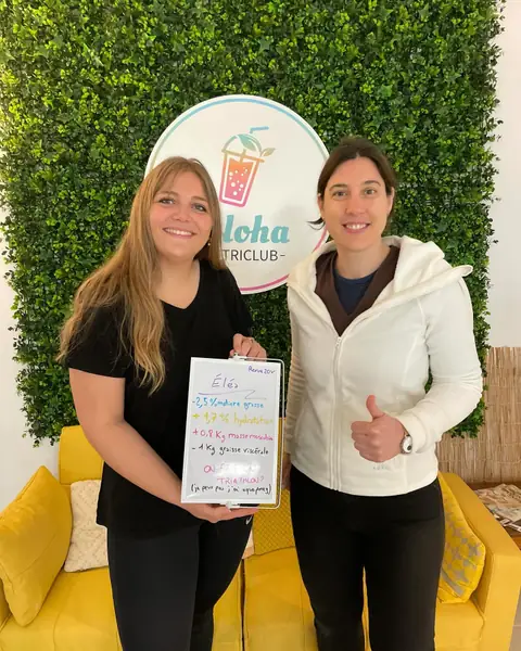 Une membre d’Aloha Nutriclub avec l’ardoise de son bilan