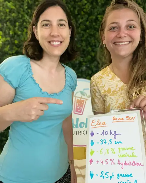 Une membre brandit une ardoise blanche où figure son bilan, au club
